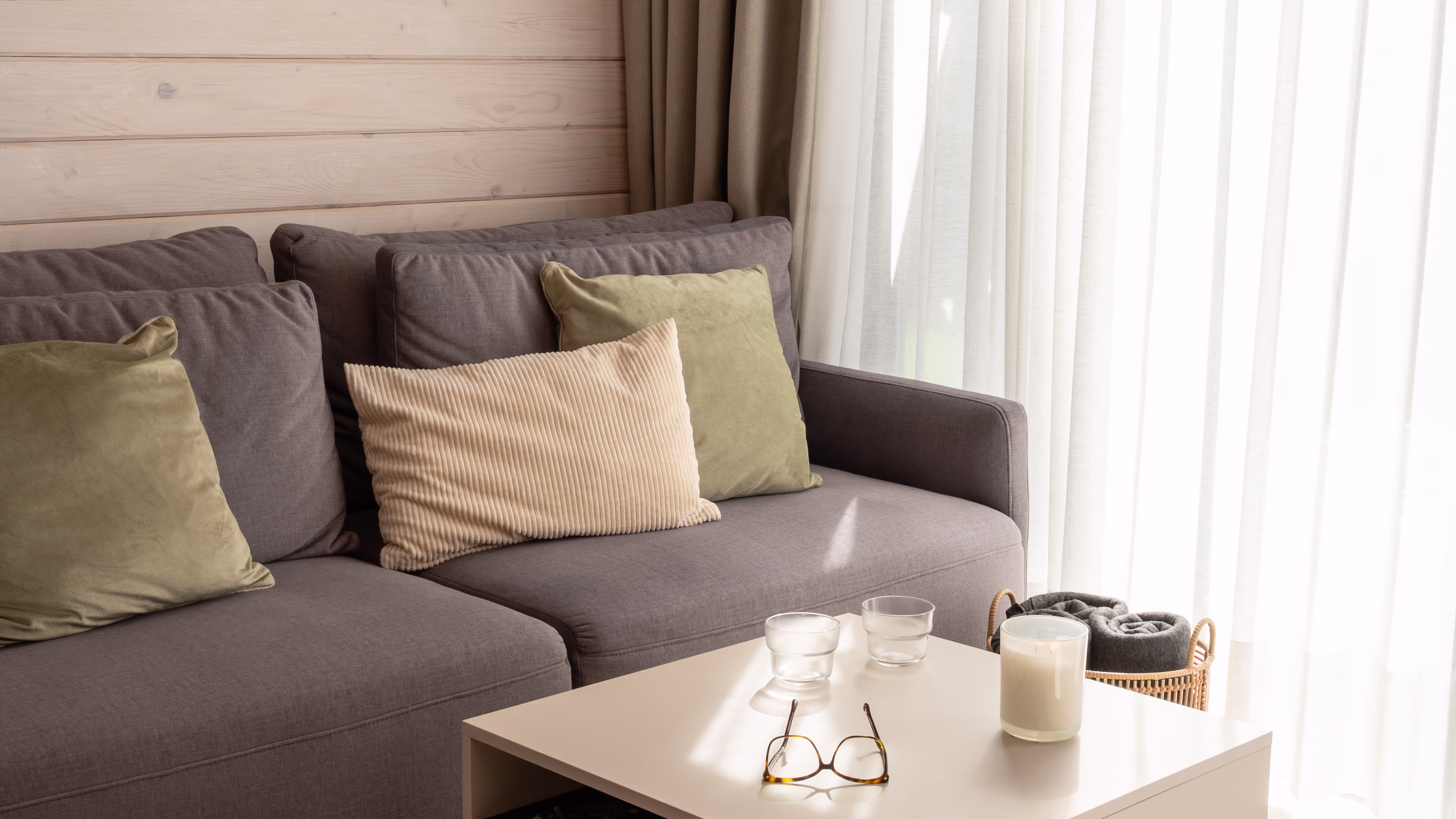 Elegancka przestrzeń dzienna ze współczesnym designem i naturalnym oświetleniem tworząca idealne miejsce do relaksu